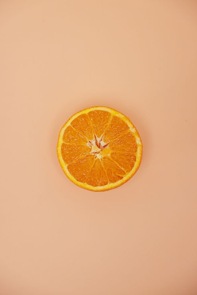 Profissional da Orange Aromas desenvolvendo uma fragrância em laboratório